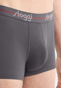 Boxer in cotone grigio con una morbida fascia elastica decorata con il marchio "sloggi" in fili grigi e rossi, progettati per il massimo comfort e vestibilità.