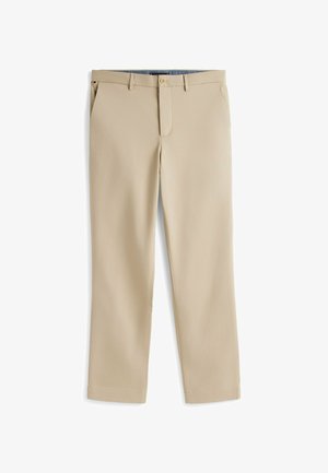 Beige rechte broek met riemlussen, knoopsluiting aan de voorkant en zijzakken, plat weergegeven op een witte achtergrond.