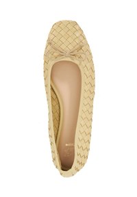 Chaussure plate en cuir tressé beige avec un bout rond et un petit nœud sur le devant. Doublure intérieure lisse et semelle flexible.