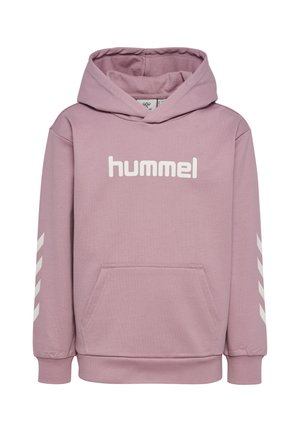 Jasnofioletowa bluza z kapturem z kieszenią z przodu, białym logo „hummel” na piersi i białymi paskami w kształcie jodełki na obu rękawach.