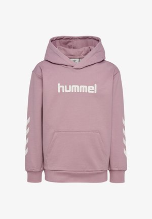 Jasnofioletowa bluza z kapturem z kieszenią z przodu, białym logo „hummel” na piersi i białymi paskami w kształcie jodełki na obu rękawach.