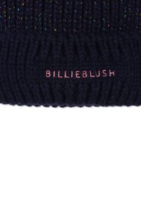 Ναυτικό πλεκτό σκουφάκι με ραβδωτή υφή, διαθέτει πολύχρωμες μεταλλικές κλωστές και κεντημένη την ένδειξη "BILLIEBLUSH" σε ροζ.