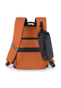 Oranger Rucksack mit gepolsterten Trägern, schwarzen Akzenten, Seitentasche und reflektierendem Detail. Hergestellt aus einem strukturierten, strapazierfähigen Material.