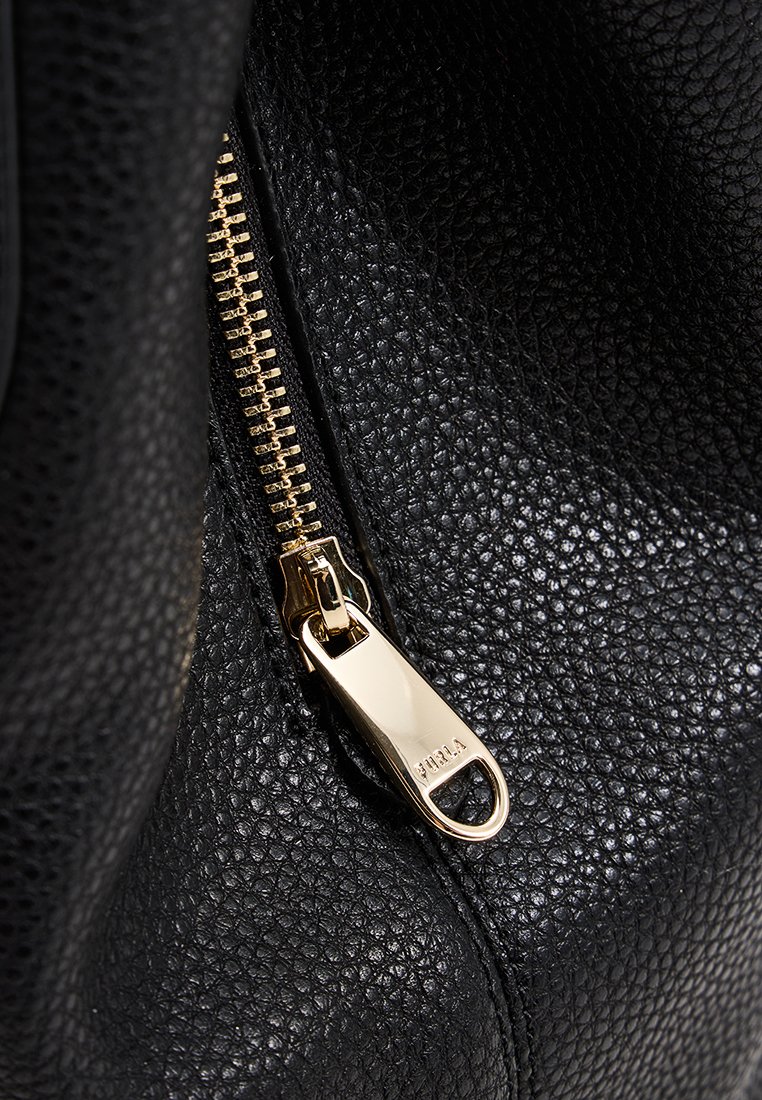 Czarna skórzana tekstura z złotym zamkiem i uchwytem, o gładkim wykończeniu i subtelnym wzorze dla dodatkowego detalu.