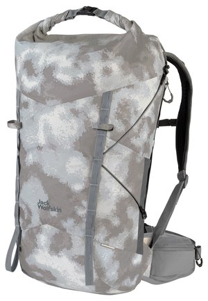 Sac à dos camouflage gris avec un design à rabat, panneau arrière en mesh, bretelles ajustables et poches latérales pour un rangement supplémentaire.