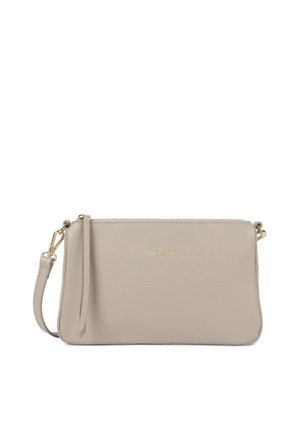 Pochette bracelet en cuir beige avec fermeture éclair dorée, bandoulière amovible et nom de la marque discrètement embossé au centre devant.