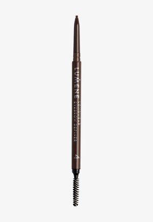 Crayon à sourcils marron avec un applicateur rétractable, doté d'une brosse spoolie à une extrémité. Texture lisse, pointe précise pour l'application.