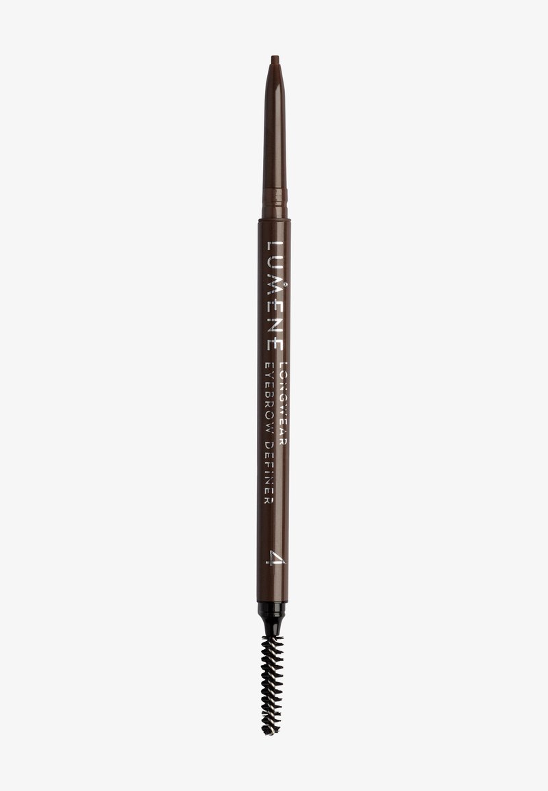 Lápiz definidor de cejas marrón con aplicador retráctil, que cuenta con un cepillo spoolie en un extremo. Textura suave, punta precisa para la aplicación.