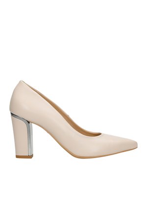 Pumps beige in pelle con tacco alto a punta, caratterizzati da un accento argentato su un tacco spesso e una superficie liscia.