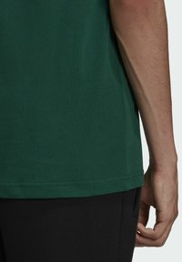 adidas Originals STRIPES TEE UNISEX - Marškinėliai su spaudiniu - green