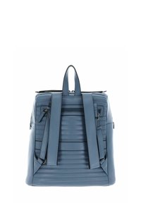 Sac à dos en cuir bleu avec un motif matelassé vertical, deux bretelles réglables, deux poches zippées et une poignée supérieure.