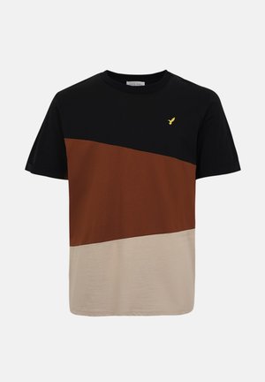 Tricou bărbătesc cu mânecă scurtă și guler rotund, cu blocuri diagonale de culoare neagră, maro și bej, și un mic logo cu o pasăre galbenă pe piept.