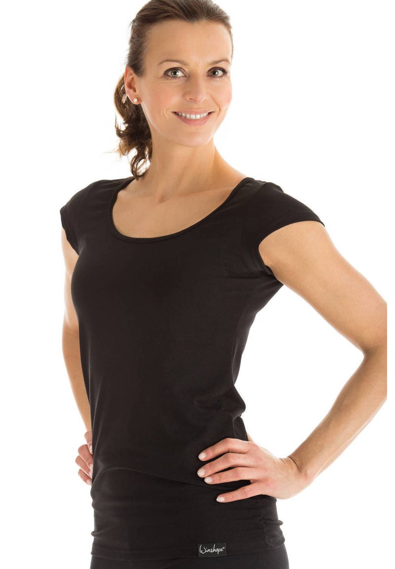 Schwarzes T-Shirt mit kurzen Ärmeln, rundem Halsausschnitt und tailliertem Design. Hergestellt aus glattem, dehnbarem Stoff. Logo am Saum sichtbar.