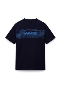 T-shirt en coton bleu marine à manches courtes, avec un graphique stylisé de montagne bleue et le texte 'Napapijri Geographic' sur le dos.