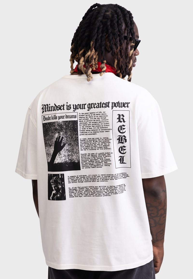 Weißes Baumwoll-T-Shirt mit grafischem Druck, schwarzem Text, Bildern und handgezeichneten Illustrationen auf der Rückseite. Lockerer Schnitt, kurze Ärmel.