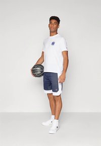 Champion BASKETBALL INSPIRED CREWNECK WITH BACKPRINT - Majica kratkih rukava s printom - white