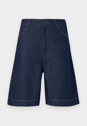 Short en denim bleu foncé avec bouton sur le devant, passants de ceinture et surpiqûres contrastées, présenté sur un fond clair unicolore.