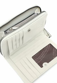 Portafoglio compatto in pelle bianca con chiusura a zip, più scomparti per carte, una tasca per le monete e una finestra trasparente per l'ID. Texture liscia con dettagli di cucitura.