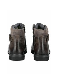 Bottines en cuir marron avec des accents en suède gris, surface texturée, zips sur les côtés et détail de boucle sur le côté extérieur.