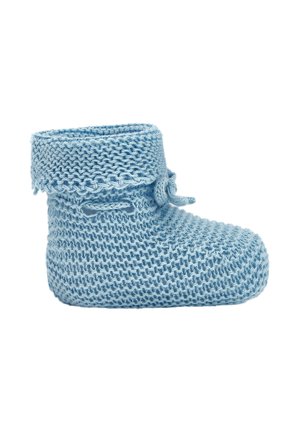 Chausson de bébé tricoté bleu doux avec un revers plié et un petit nœud noué sur le côté, montré sur fond blanc.