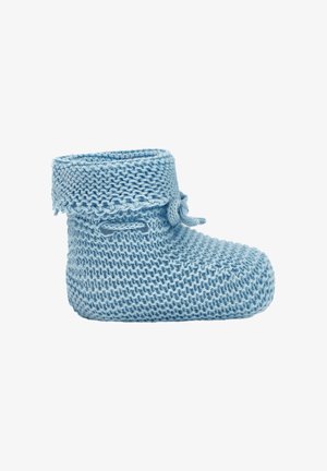 Chausson de bébé tricoté bleu doux avec un revers plié et un petit nœud noué sur le côté, montré sur fond blanc.