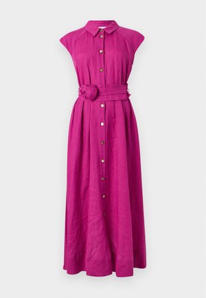 Robe maxi sans manches magenta avec boutonnage, col, jupe plissée et ceinture assortie ornée d'une boucle fleur en tissu.