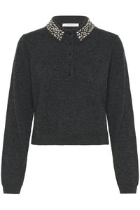 Mørkegrå genser med kragehals og pynt av perle-lignende dekorasjoner. Har knappelukking foran og lange ermer.