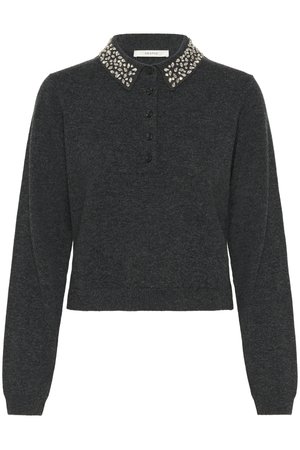 Ciemnoszary sweter z kołnierzykiem, ozdobiony koralikami przypominającymi biżuterię. Posiada zapięcie na guziki z przodu oraz długie rękawy.