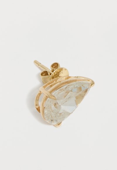 Χρυσό καρφωτό σκουλαρίκι με μεγάλο, καθαρό, πολύγωνο ημισεληνοειδές πολύτιμο λίθο που συγκρατείται από τέσσερις αγκίδες.