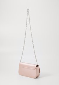 Sac à épaule en satin rose avec une bandoulière en chaîne argentée, de forme rectangulaire, texture lisse et design à rabat sur le devant.