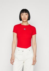 Tommy Jeans SLIM BADGE TEE - Jednoduché tričko - deep crimson