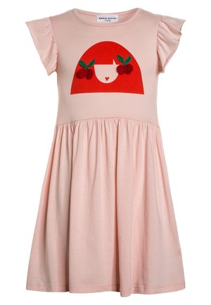 Rozijnkleurige katoenen jurk met korte geruite mouwen, met een rode afbeelding van een meisje met kersen en bladeren, uitlopende rok.