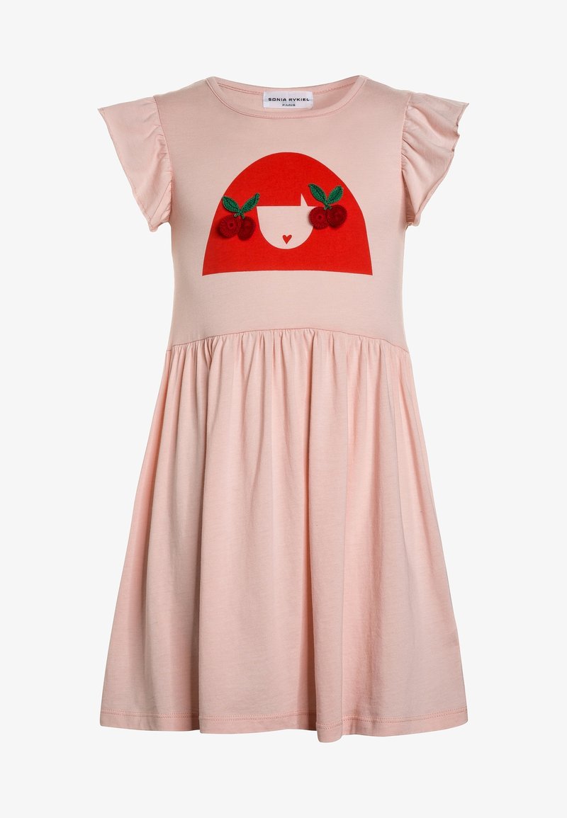 Robe en coton rose avec des manches courtes à volants, ornée d'une illustration rouge d'une fille avec des cerises et des feuilles, jupe évasée.