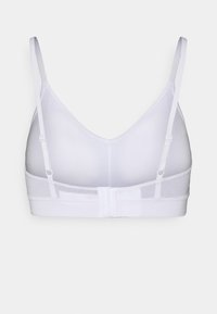 Bralette branca sem fios com alças ajustáveis, textura suave e mate, e fecho simples nas costas para suporte.
