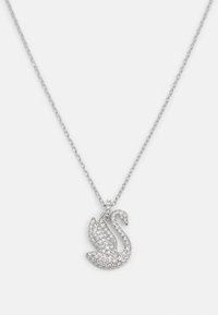 Collar de plata con un colgante de cisne adornado con rhinestones claros, diseñado con curvas suaves y un acabado pulido.