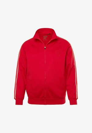 Chaqueta roja con cremallera hecha de tela texturizada. Presenta rayas laterales blancas y un logo en el pecho. Cuello alto y puños acanalados.