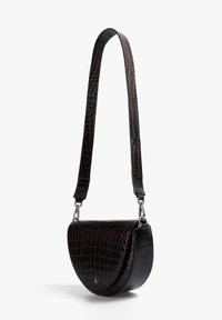 Bolso de mano marrón oscuro con textura de cocodrilo y forma redondeada, herrajes plateados y una correa larga y ajustable. Acabado suave y cierre de solapa.