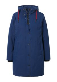 Parka blu navy con cappuccio, chiusura frontale a bottoni a pressione, due tasche laterali e polsini in maglia nera. Tessuto liscio e impermeabile.