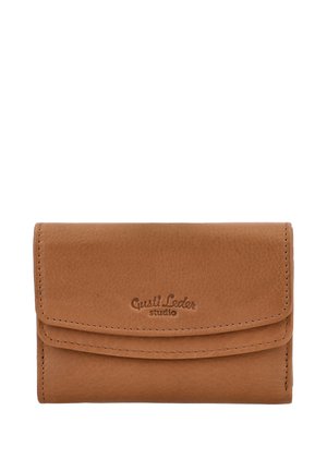 Cartera de cuero marrón con bordes cosidos y logo del estudio Gusti Leder estampado en la solapa frontal, cerrada y de forma rectangular.