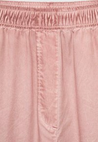 Rosa, lätta tygshorts med elastisk midja, försedd med en sidoficka och en slät yta. Avslappnad design, utan mönster eller detaljer.