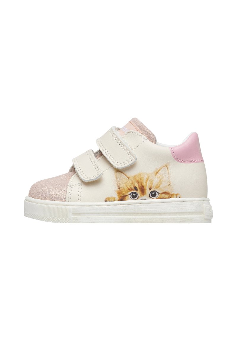 Sneaker per bambini con tomaia in pelle color crema, dettagli rosa e punta glitterata con una grafica di gattino su un lato. Con strap in Velcro.