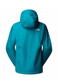 Giacca impermeabile color teal con cappuccio, caratterizzata da una texture liscia e un logo sulla parte superiore della schiena. Il design include maniche lunghe e un orlo dritto.