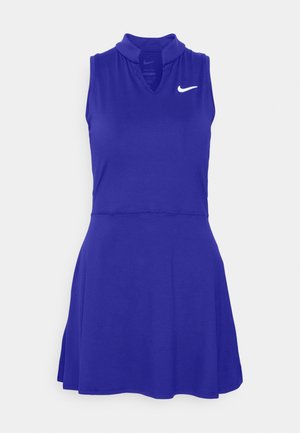 Robe de sport Nike bleu royal sans manches avec une jupe courte évasée et un petit logo swoosh blanc sur la poitrine.