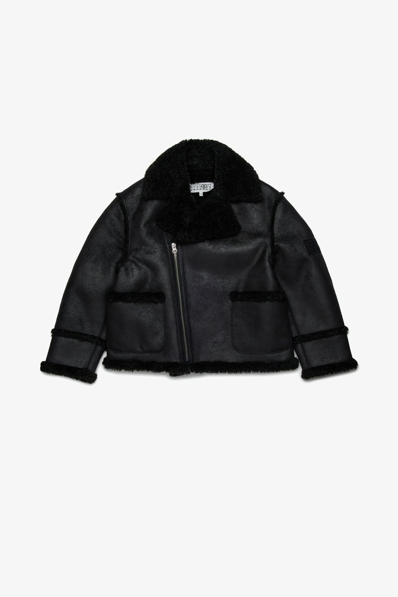 Juodas avių kailio švarkas su dviguba apykakle, priekiniu užtrauktuku, dviem kišenėmis ir pūkuotomis detalėmis aplink kraštus ir rankoves.