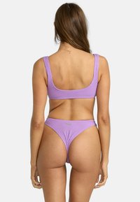 Fialový bikiny set s texturovanou žebrovanou tkaninou; má čtvercový výstřih a vysoký tangový spodní díl, oba s krátkými ramínky.