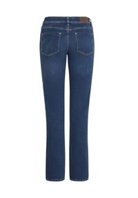 Blugi drepti de culoare albastru închis, cu buzunare în spate, bucle pentru curea și o etichetă din piele maro cu brand pe talie.