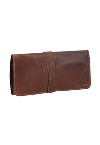 Portefeuille en cuir brun avec une finition lisse, maintenu par une sangle en cuir. Présente des coutures visibles et un logo en relief en bas à droite.