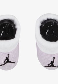 Babystrømper i lys lilla, lavet af blødt stof, med et sort Jumpman-logo, hvide ribbede manchetter og en blank sort sål.
