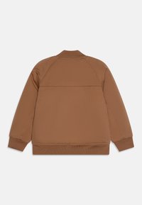 Smeđi bomber kaput od glatkog sintetičkog materijala, s rebrastim ovratnikom, manžetama i jednostavnim dizajnom bez vidljivih logotipa ili uzoraka.