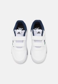 Baskets en cuir blanc avec des accents bleu marine et deux bandes Velcro sur le dessus. Présentent un col rembourré et une semelle en caoutchouc texturée.